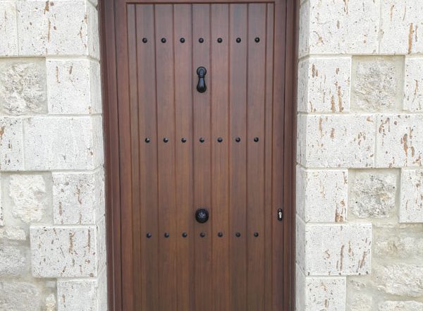 puerta color madera