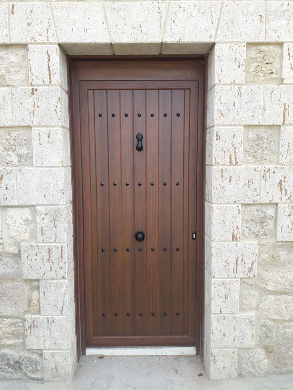 puerta color madera